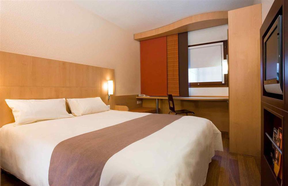 Ibis Chambery Hotel Room photo